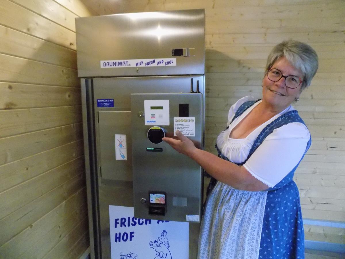 Bäuerin Sabine Mayer präsentiert den Automaten im frisch eingeweihten Hofladen „Schmankerlstadl“. Die Kunden können von 6 Uhr morgens bis 23 Uhr abends einkaufen.