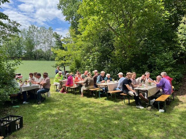 Biertische mit den Gästen des Sommerfestes am Dürrnhof