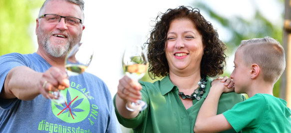 Die Genussdealer mit vollen gläsern Wein in der Hand