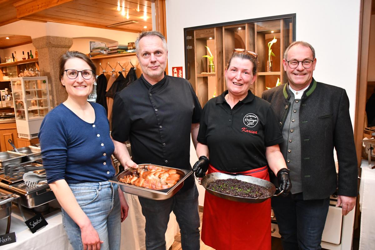 Wilfried und Karina Maier, sowei Christian Fürst und Pia Auberger vor dem herrlich durftenden Buffet beim Sautanz