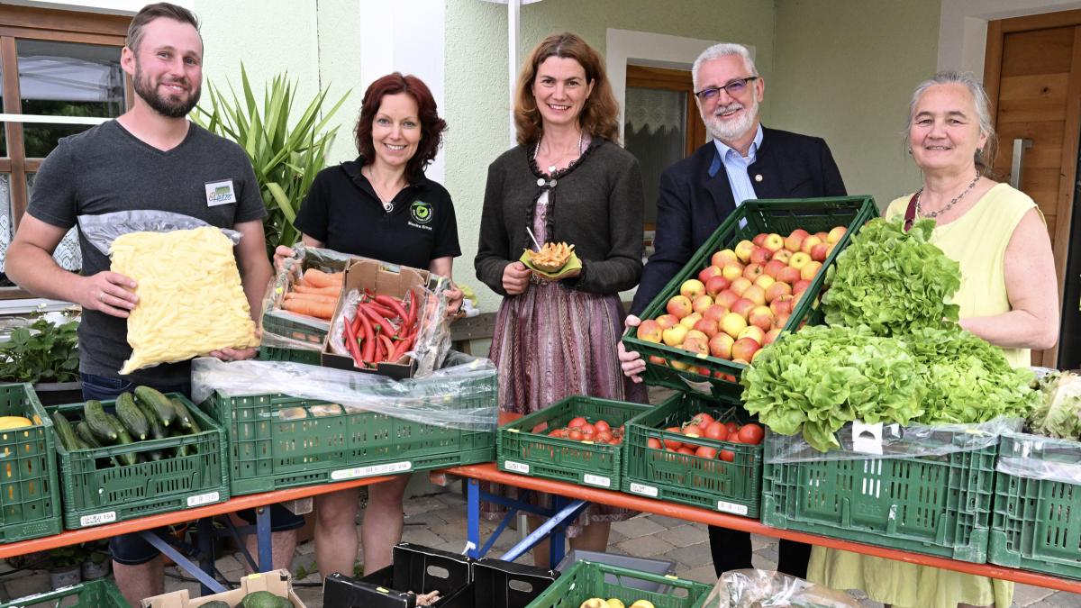 Beim Tag des offenen Hofes auf dem Biolandhof Heitzer (v.l.) Biolandwirt Dominik Heitzer, Öko-Modellregion Managerin Monika Ernst, Landrätin Tanja Schweiger, 3. Bürgermeister Wilhelm Baumer und Vorstandsvorsitzende der Genossenschaft Radis & Bona Judith Hock-Klemm.
