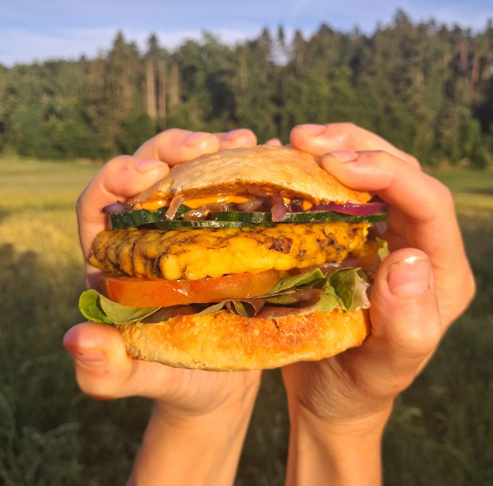 burger in händen