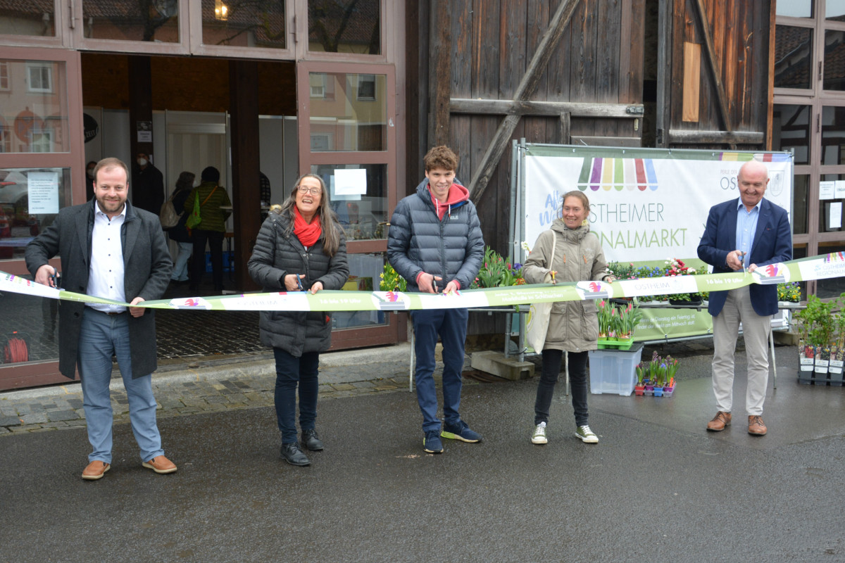 Bürgermeister Steffen Malzer, Susanne Orf, Tim Ritter, Dr. Maike Hamacher, Landrat Thomas Habermann schneiden Band durch