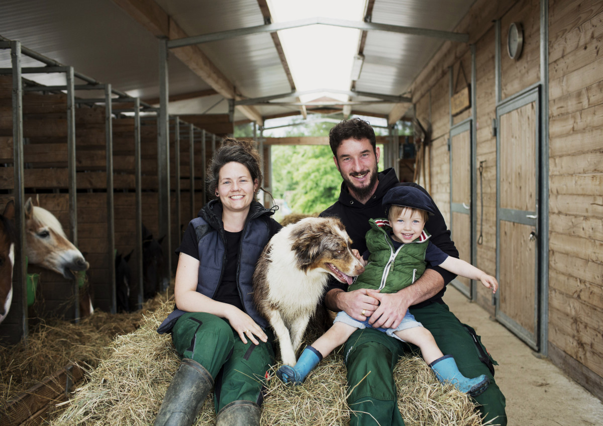 Familie Arzberger mit Nachwuchs und Hund im Pferdestall