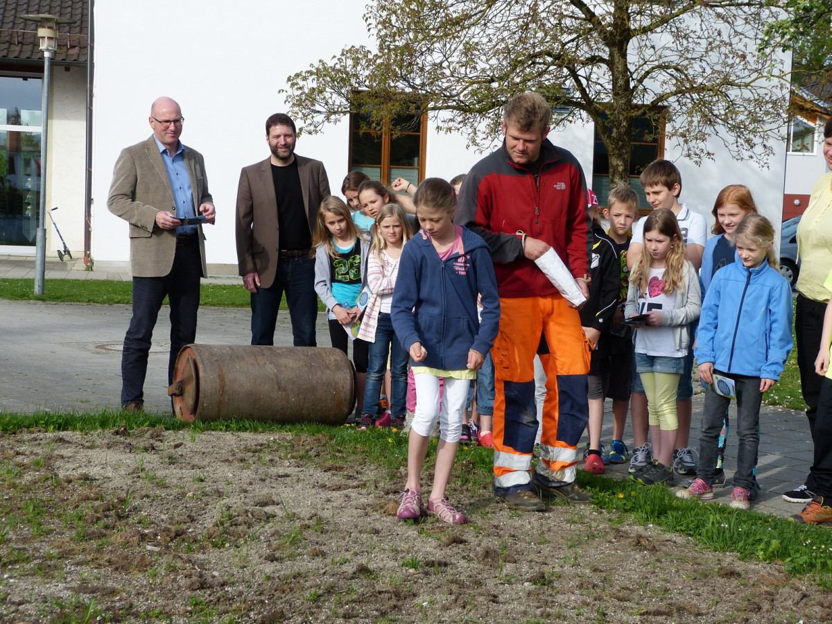 Bereits vor sieben Jahren wurde eine Fläche vor der Surheimer Schule zu einer Blumenwiese umgestaltet. Im Bild der damalige Bürgermeister Bernhard Kern und Dr. Peter Loreth.