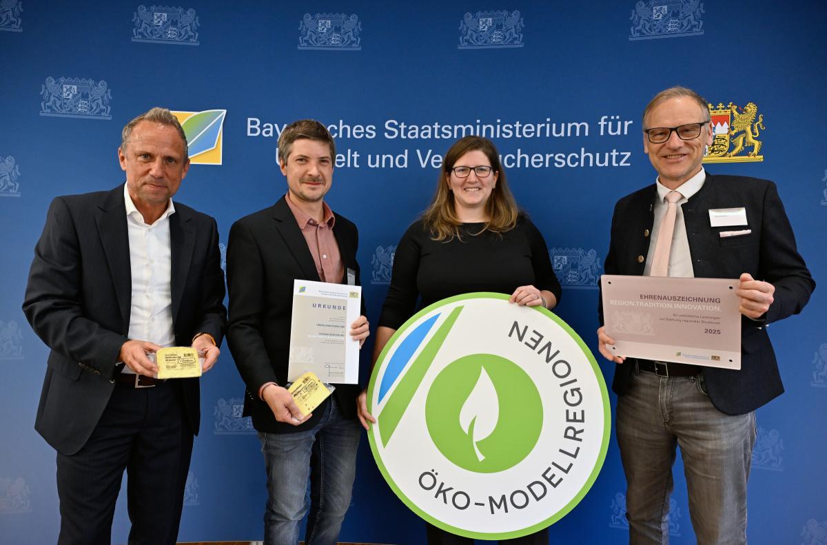 Menschen stehen nebeneinander und halten verschiedene Dinge in den Händen