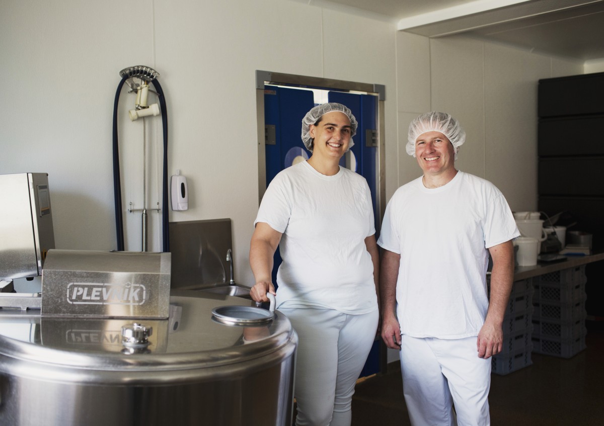 Judith und Christian Scheuerlein kommen mit ihrem Käsemobil auf Ihren Hof und produzieren aus Ihrer hofeigenen Milch Käse für Sie.