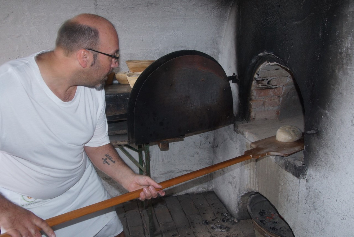 Brotbacken Wahlich 3 Einschießen in den Holzofen (002)