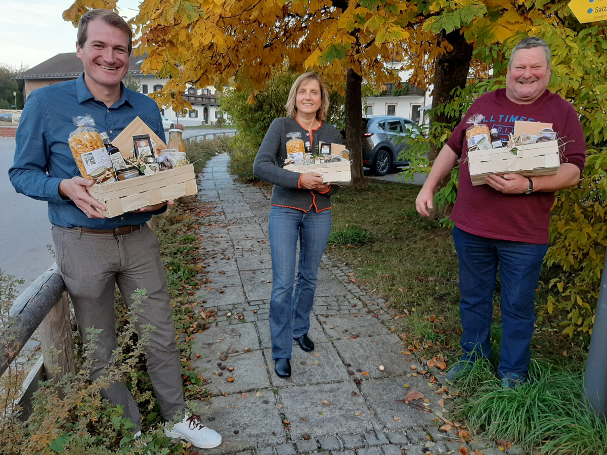 Als Dank für Ihre Mitwirkung bei der Veranstaltung erhielten Florian Lang (Marktplatz für biologische Vielfalt) sowie Karin Gall und Thomas Fichter (beide Gemeinde Stephanskirchen) eine Genusskiste der Öko-Modellregion.