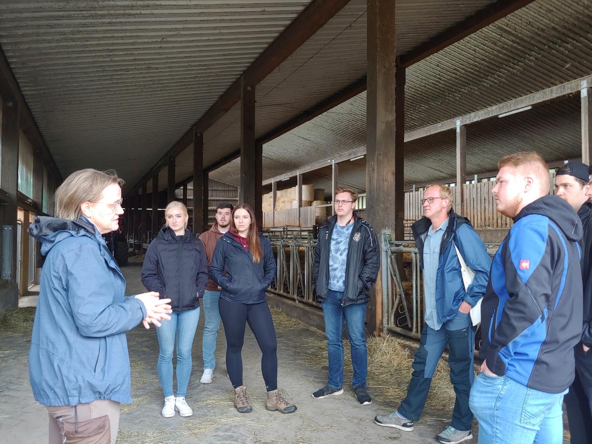 Gruppe Menschen im leeren Stall