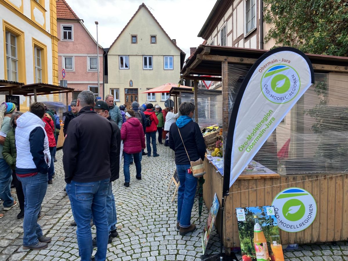 Als der Regen abzog, füllten Besucher die Bärengasse