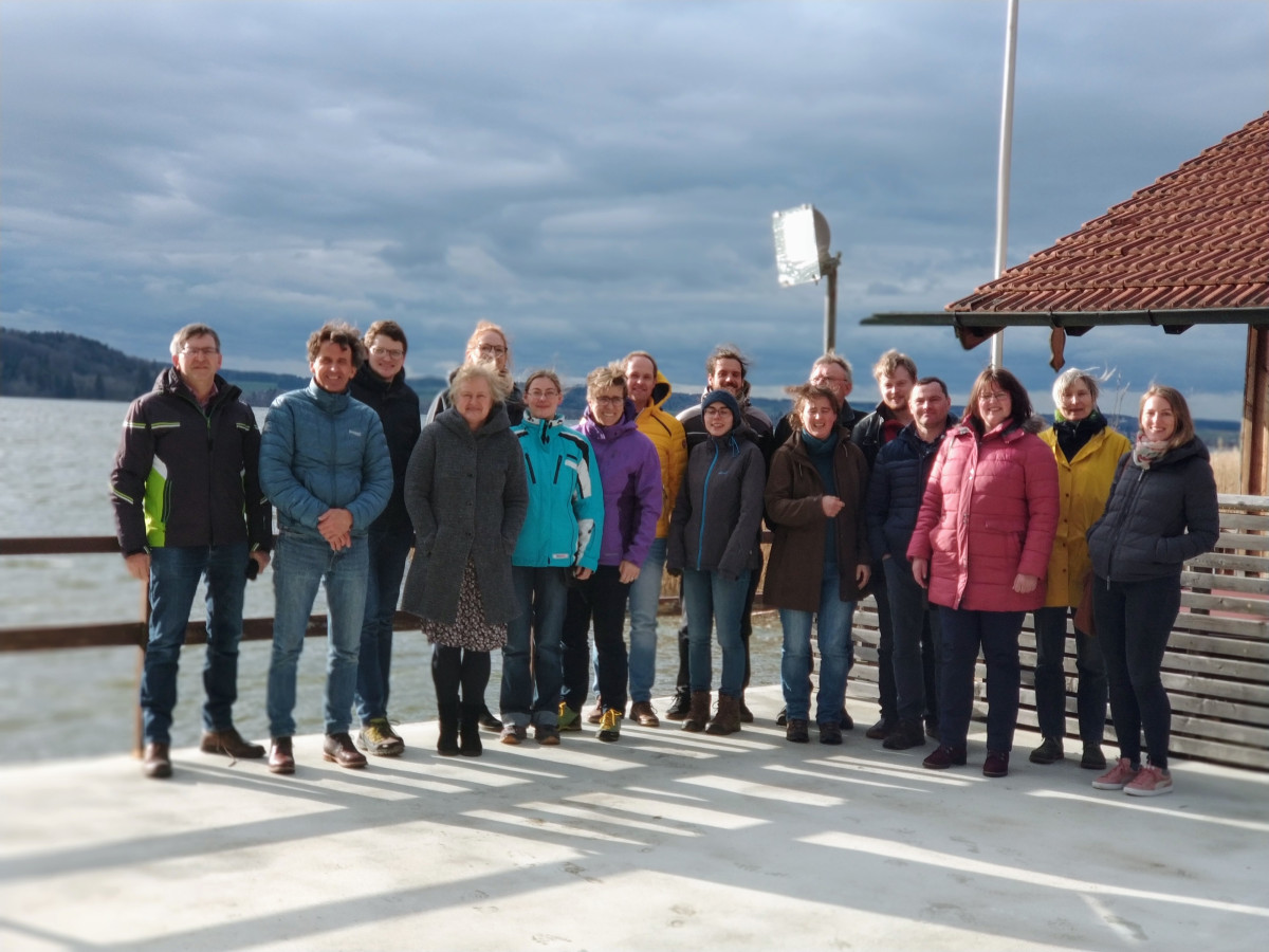 Exkursion aus dem Stiftland nach Waging: 2. von links Käser Stephan Scholz, 5. von links Lisa Hertel, Projektmanagerin ÖMR Stiftland; 2. von rechts Barbara Ströll, Projektmanagerin der Ökomodellregion Amberg-Sulzbach (Foto von Lisa Hertel, aufgenommen bei