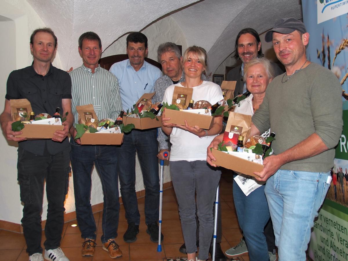 Mit einem Öko-Körberl voller regionaler Produkte wurden die Vortragenden von der Organisatorin Marlene Berger-Stöckl belohnt; v.l.: Hans Englschallinger, Christian Wagner, Bürgermeister Karl  Lanzinger, Ludwig Huber, Vroni Wolf, Bernhard Pointner, Marlene Berger-Stöckl und Josef Frisch