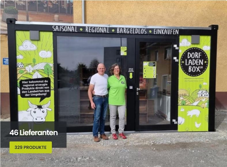 Herr und Frau Brandl stehen vor ihrer Dorfladenbox