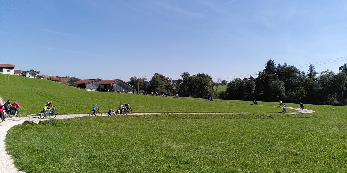 Die alljährliche Biogenuss-Radltour der Ökomodellregion Waginger See – Rupertiwinkel erfreute sich auch in diesem Jahr großer Beliebtheit. Knapp 90 begeisterte Radfahrer machten sich auf, um die malerische Landschaft rund um den Waginger See zu durchqueren und tiefere Einblicke in die vielfältigen Facetten der Bio-Landwirtschaft zu gewinnen.