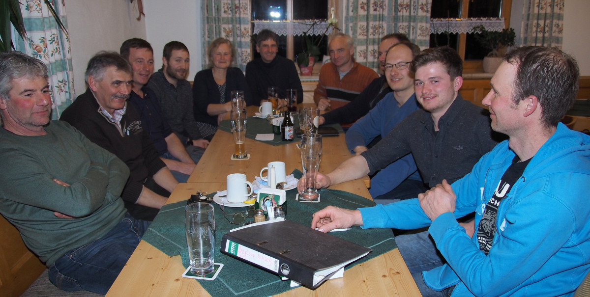 Tisch mit den teilnehmenden Bauern und Interessenten und AG-Sprecher Franz Huber (Mitte).