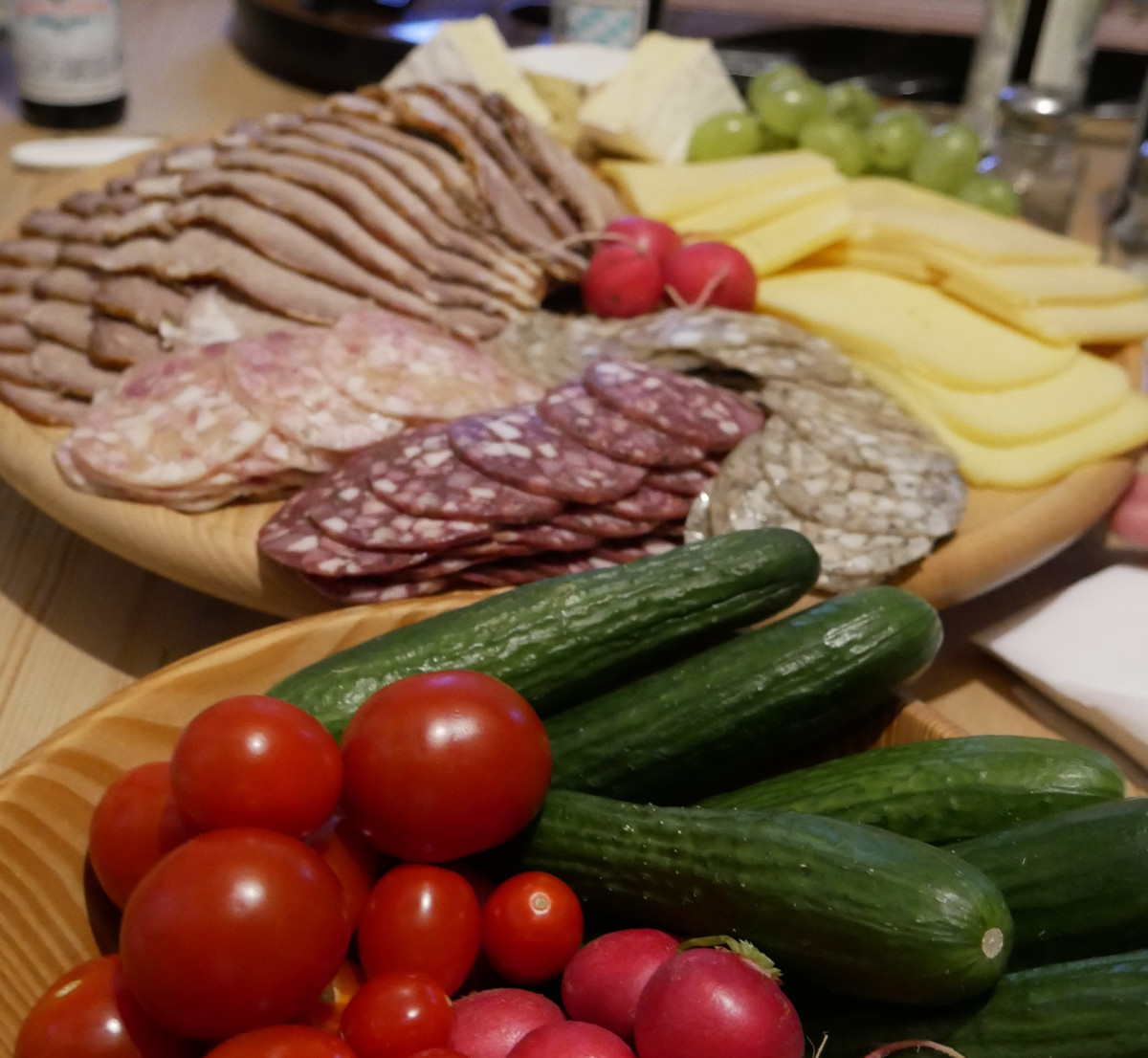 Wurst, Käse und Gemüse auf dem Tisch
