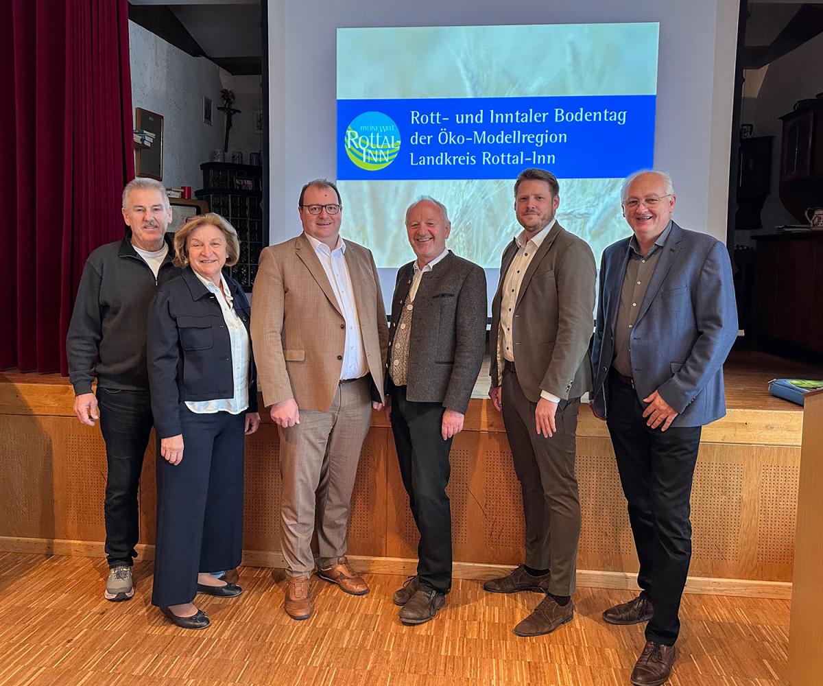 v.li Christoph Felgentreu, Landwirtschaftsberaterin Ingrid Bauer, Landrat Michael Fahmüller, Prof. Dr. Karl Auerswald, Öko-Modellregionsmanager Marcel Krauß sowie Norbert Ecker