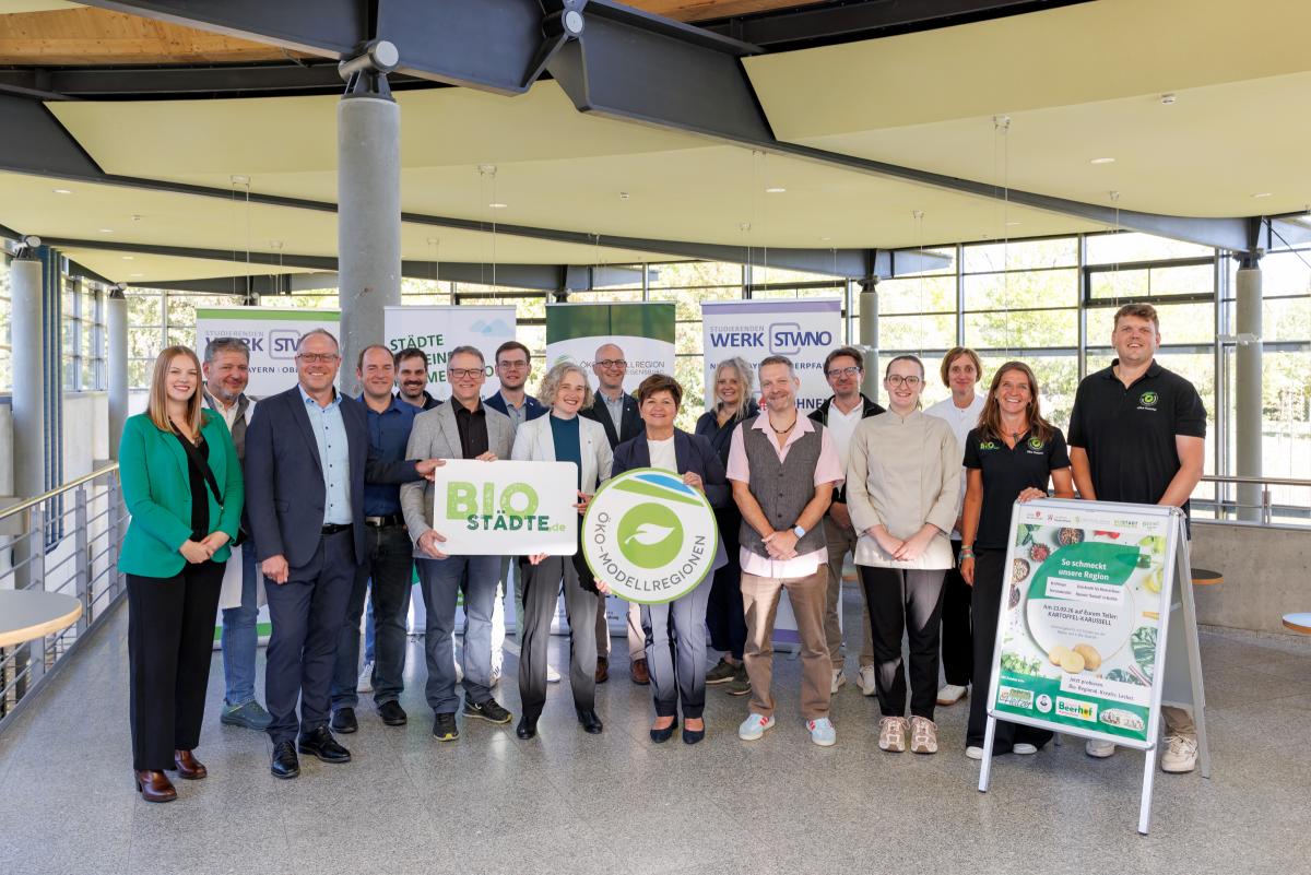 Gruppenfoto der Projektbeteiligten in der OTH Mensa