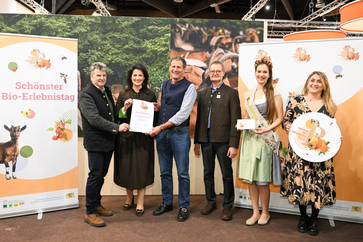 Aus den Händen der Bayerischen Landwirtschaftsministerin Michaela Kaniber (2.v.l.) nehmen Georg Seehuber (links, Mitarbeiter der JVA Laufen) und Peter Forster (3.v.l., Betriebsleiter Landwirtschaft JVA Laufen) die Auszeichnung entgegen.