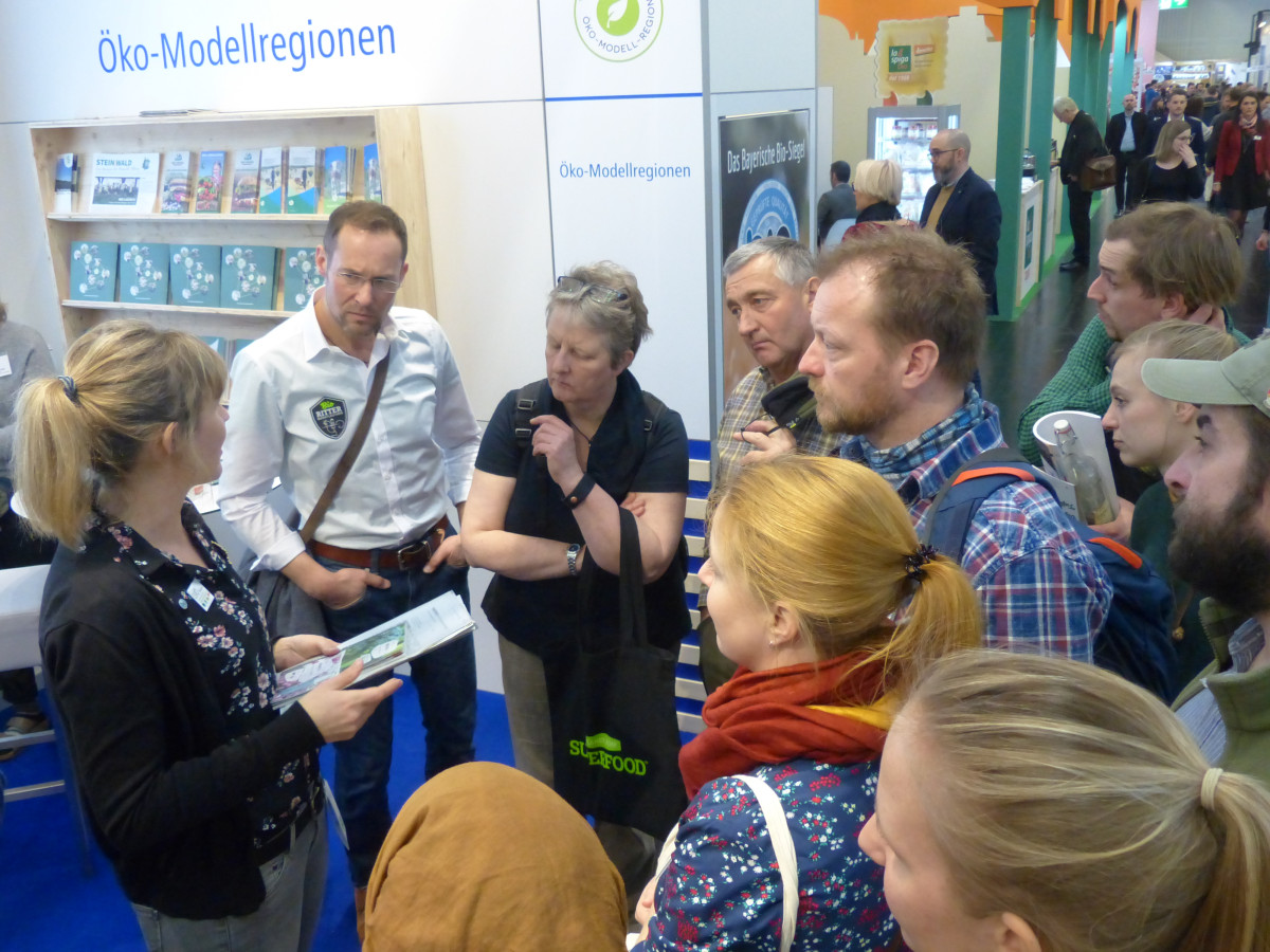 Anna Vögele von der LVÖ führt die Delegation aus dem Fichtelgebirge durch die BIOFACH 2020