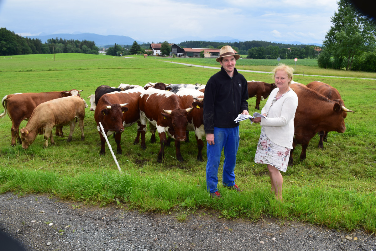 Möchte gern nah bei den Bauern sein: Dipl. Ing. Marlene Berger-Stöckl von der Ökomodellregion. Hier mit Landwirt Korbinian Danzl vom Pimperlhofbauer in Hochreit bei Waging.