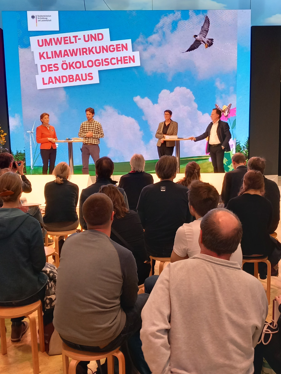 Präsentation der Studie der TUM auf der IGW in Berlin am Stand des BMEL; v.l.n.r.: Barbara Scheitz, Andechser Molkerei Scheitz; Moderator; Staatssekretärin im BMEL Silvia Bender; Prof. Dr. Kurt-Jürgen Hülsbergen, TU München