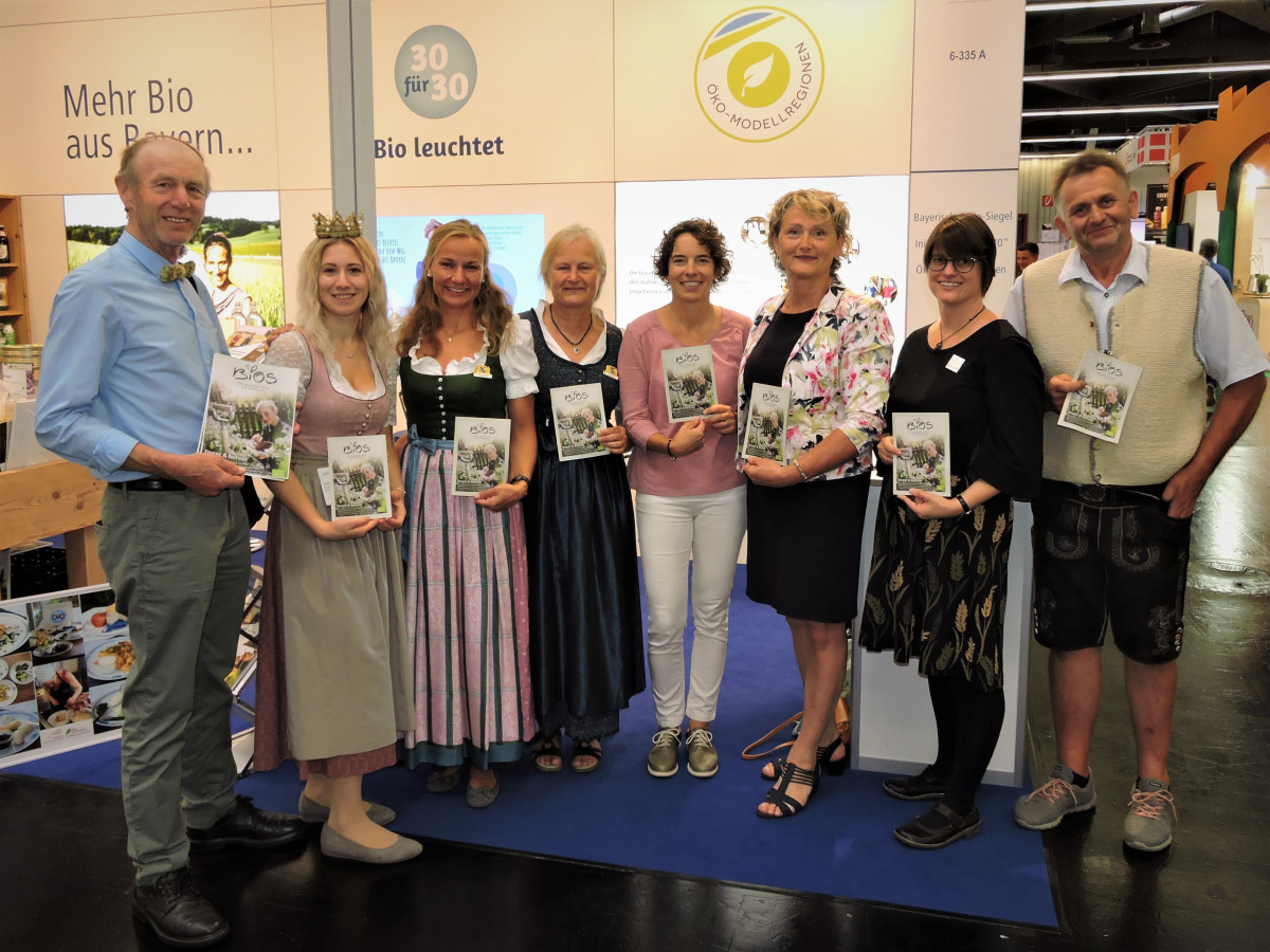 Franz Keil (Bio-Heu-Region), Leonie Barth (Heukönigin), Eva Bernauer (TI Waging a. See), Marlene Berger-Stöckl (ÖMR Waginger See-Rupertiwinkel), Katharina Niemeyer (ÖMR Bayern), Gerti Grabmann (Bio Austria), Cordula Rutz (LVÖ Bayern), Franz Barth (Bio-HR)