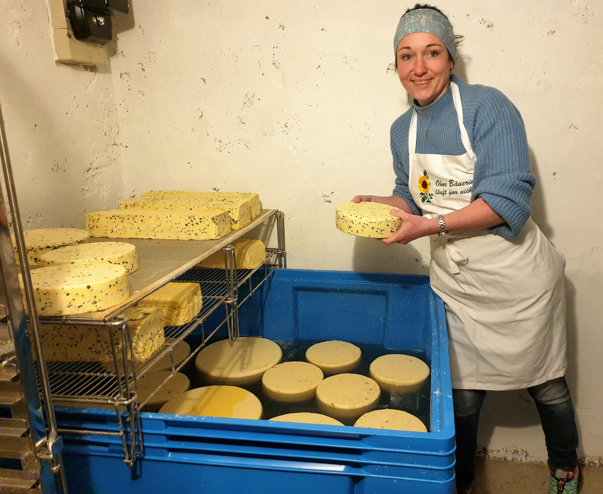 Auf das Bad mit Reichenhaller Sole, in das der Käse eingelegt wird, ist Carina Hoiß stolz.