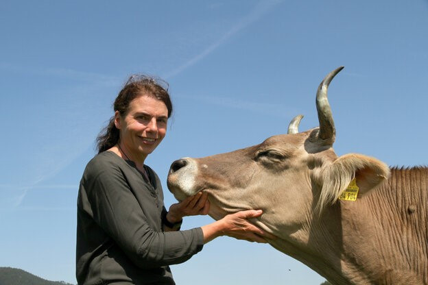 Bäuerin Christine Bajohr mit Rind: Das Tier bekommt nur Heu und Halme