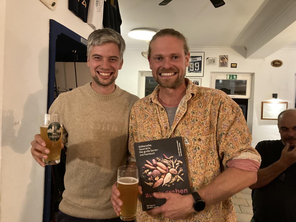 Stefan Froschmeier und Felix Wiedner,  der sein Buchgeschenk in der Hand hält