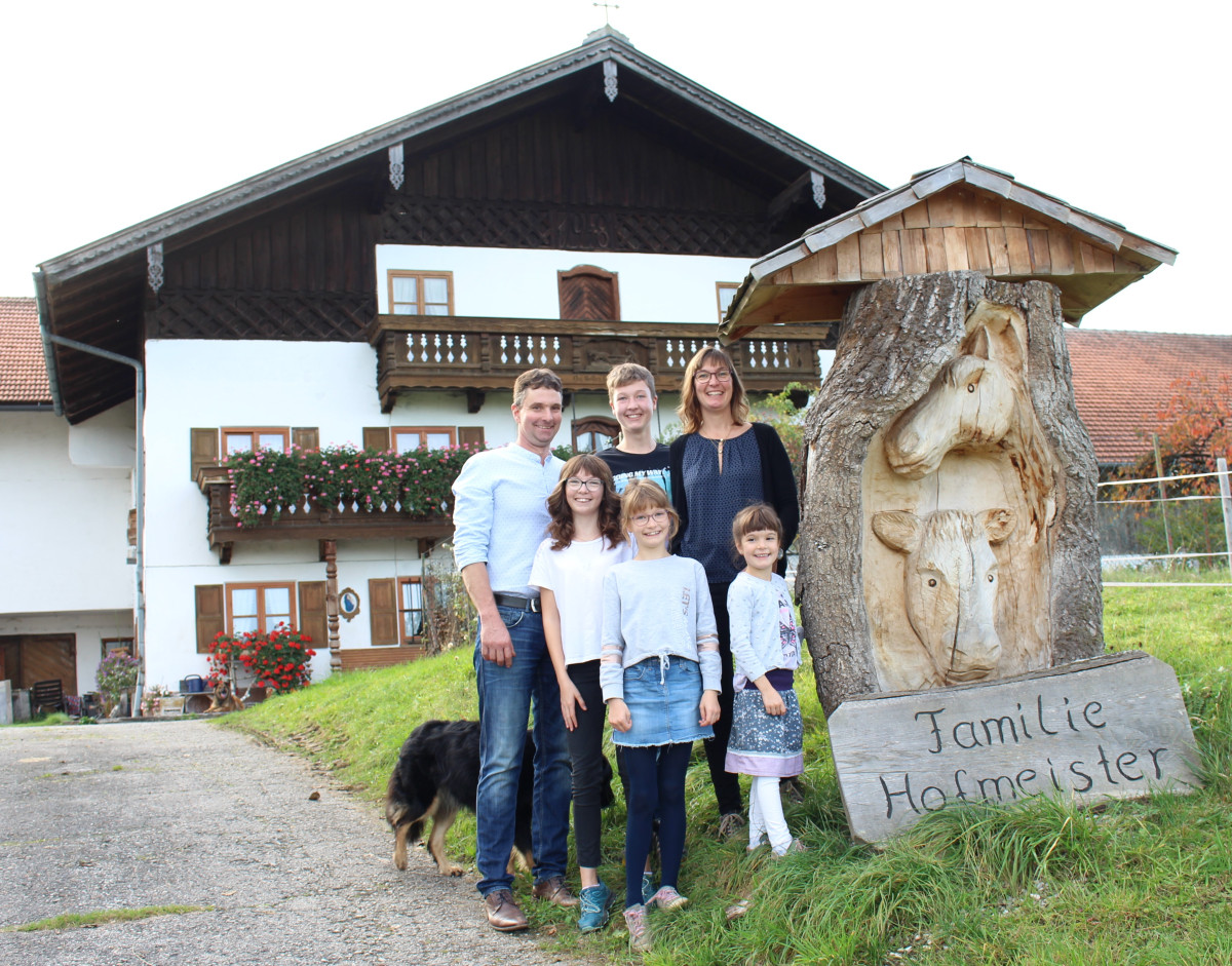 Familie Hofmeister aus Waging vor ihrem Bauernhaus