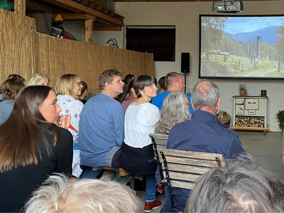 Menschen vor einer Leinwand