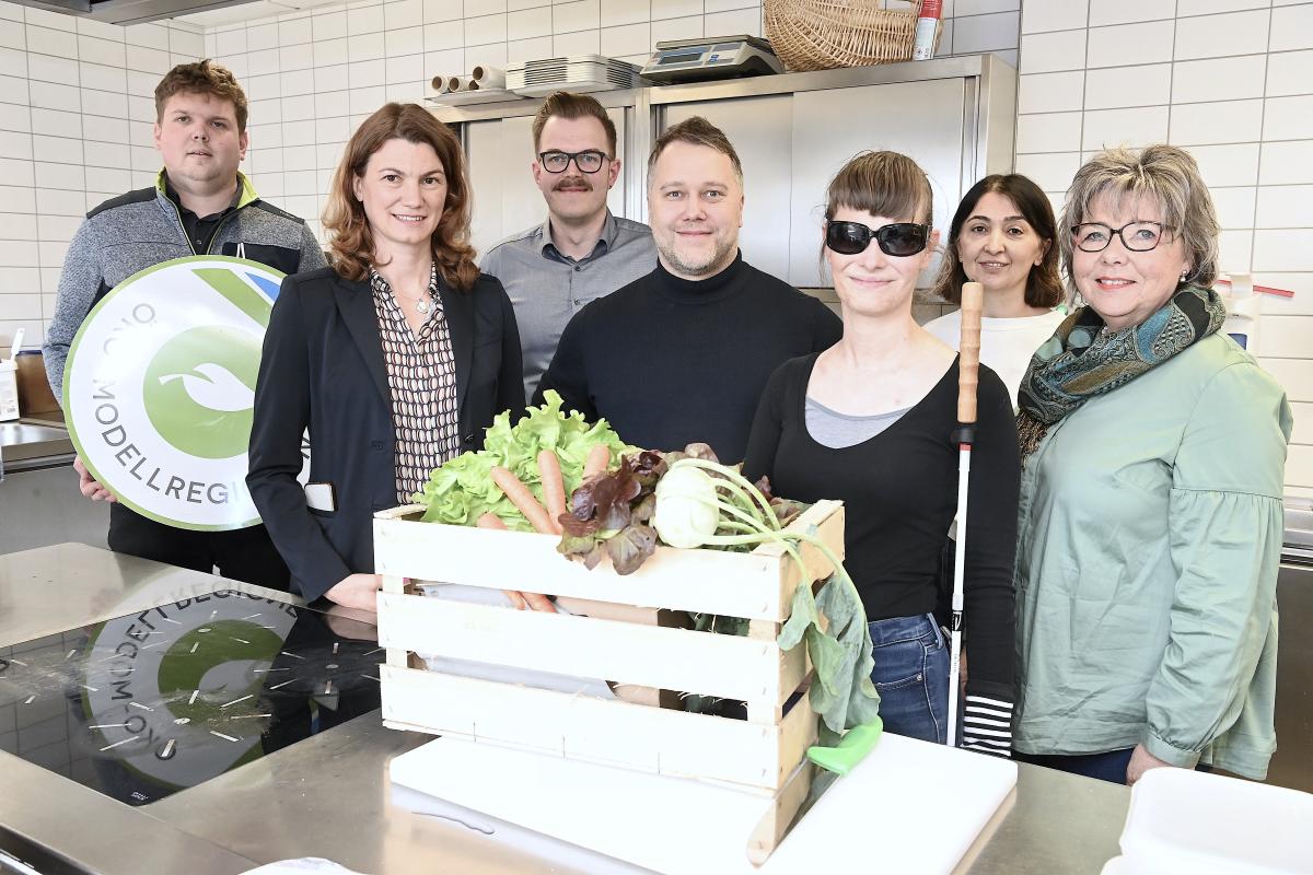 Unser Bild zeigt von links nach rechts: Julius Kuschel; Landrätin Tanja Schweiger; Daniel Wend, Anton Schmaus, Michaela Schaffer, Nurcan Gülkan und Petra Haslbeck. Foto: H.C. Wagner