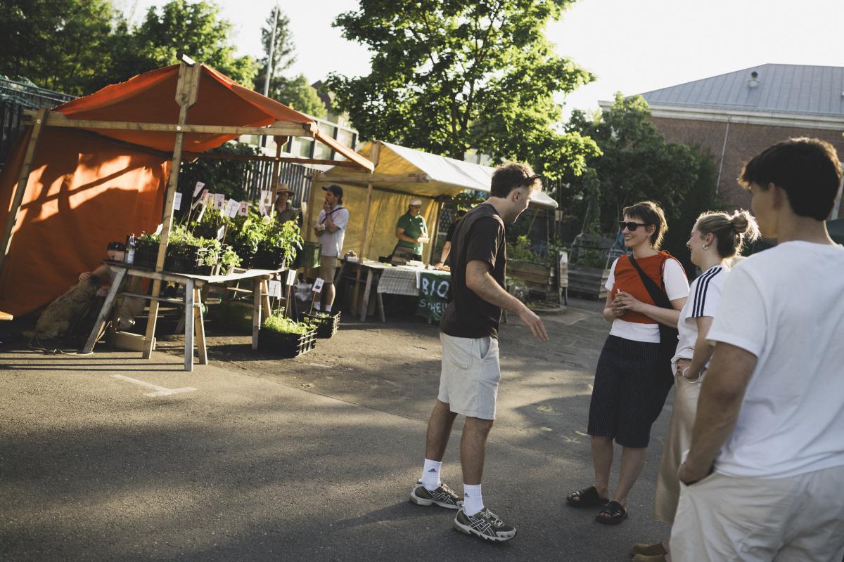 Lachende Menschen auf Markt