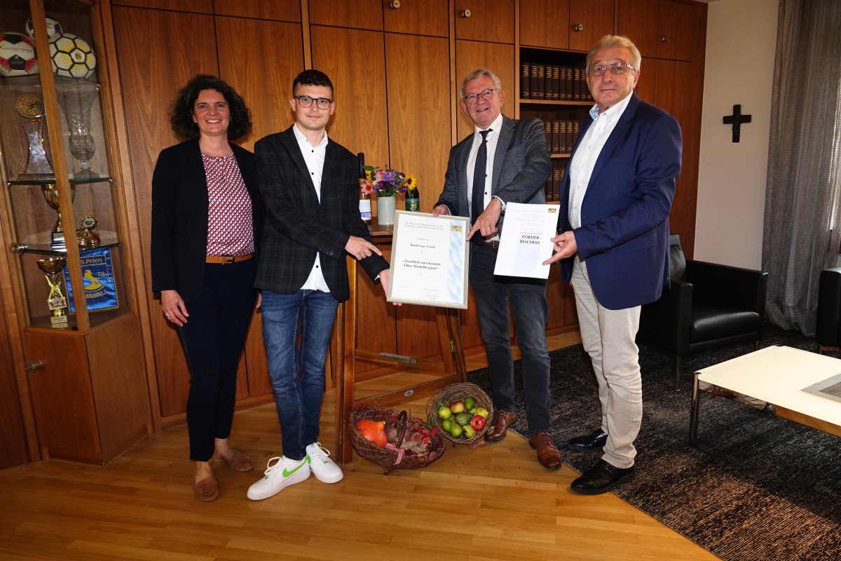 (v.l.n.r.:) Fachbereichsleiterin Nachhaltige Entwicklung am Landratsamt Bamberg Silke Michel, neuer Öko-Modellregion-Manager Patrick Nastvogel, Landrat Johann Kalb und Lothar Winkler, Behördenleiter des Amtes für ländliche Entwicklung Oberfranken (Quelle: Landratsamt Bamberg / Zeitler)