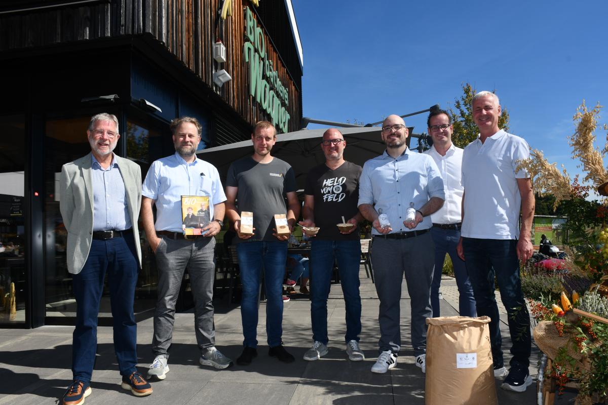 Stolz auf das neue, regionale Bio-Gerstenmalz (v.l.): Tiefenbachs 2. Bürgermeister Uwe Urtel, Biokreis-Geschäftsführer Simon Krischer, Franz Dankesreiter und Josef Farthofer mit Joseph, Ferdinand und Hans Peter Wagner.
