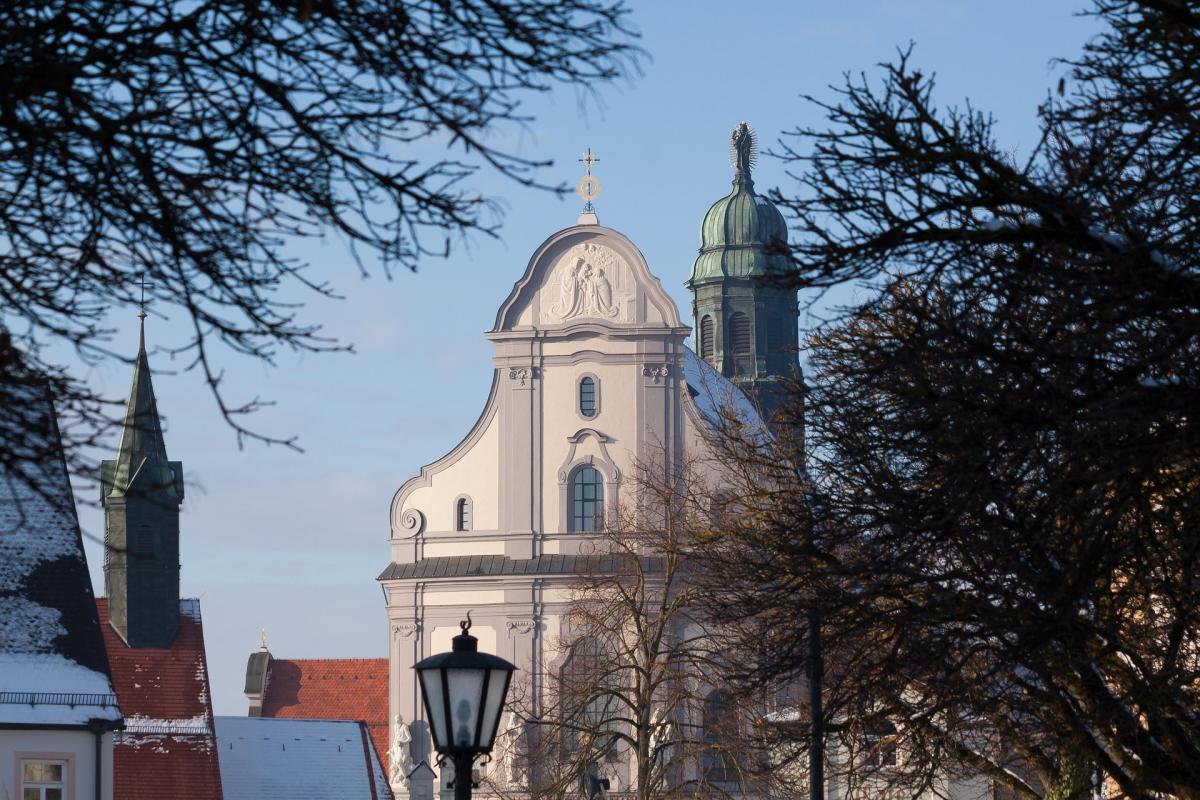 Kirche und blauer Himmel