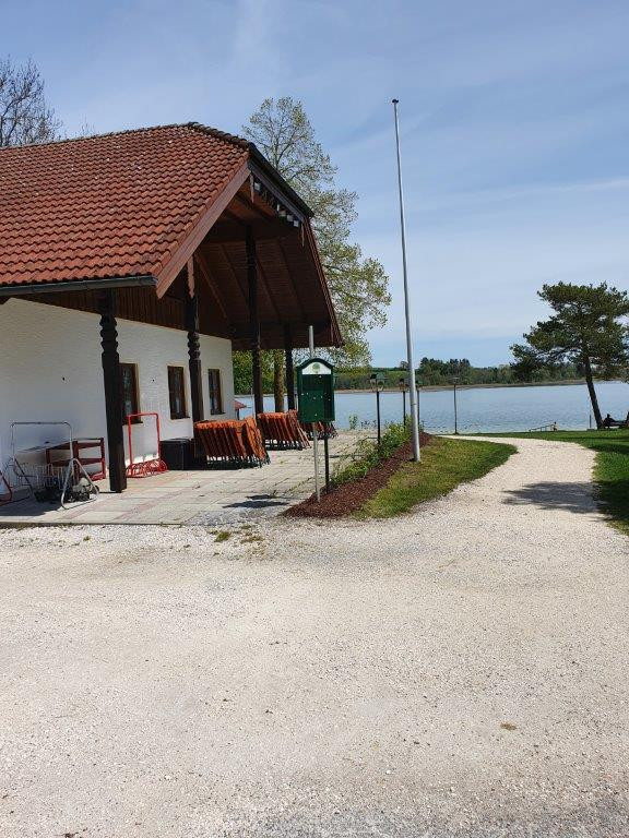 Die Seegaststätte in Taching mit frisch gepflanzter naturnaher Hecke.