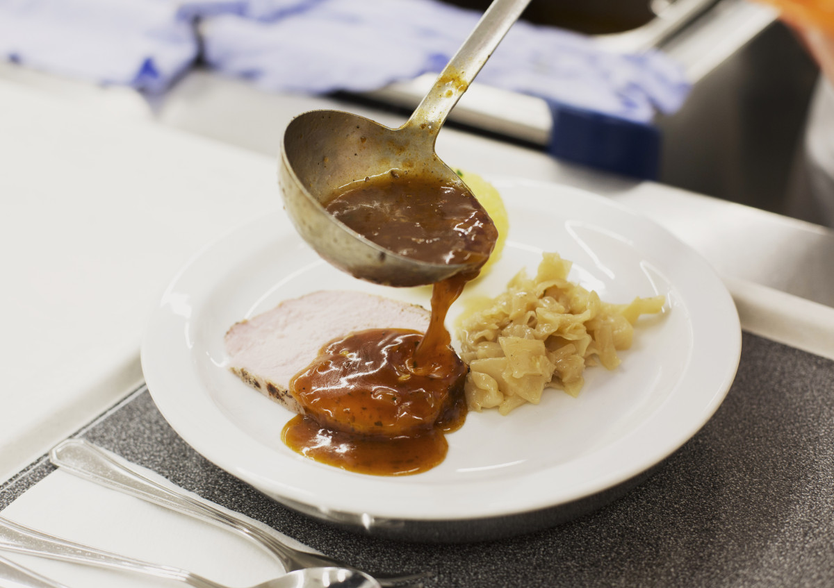 Schweinebraten mit Kraut und Knödeln