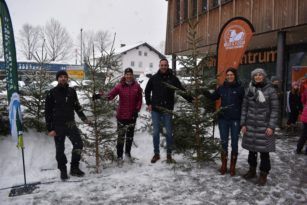 Patrick Preusch (FBG), Oberallgäus Landrätin Indra Baier-Müller, Immenstadts Bürgermeister Nico Sentner, Sarah Diem und Beate Reisacher von der Öko-Modellregion Oberallgäu Kempten eröffneten die Aktion „Baum&Braten“.