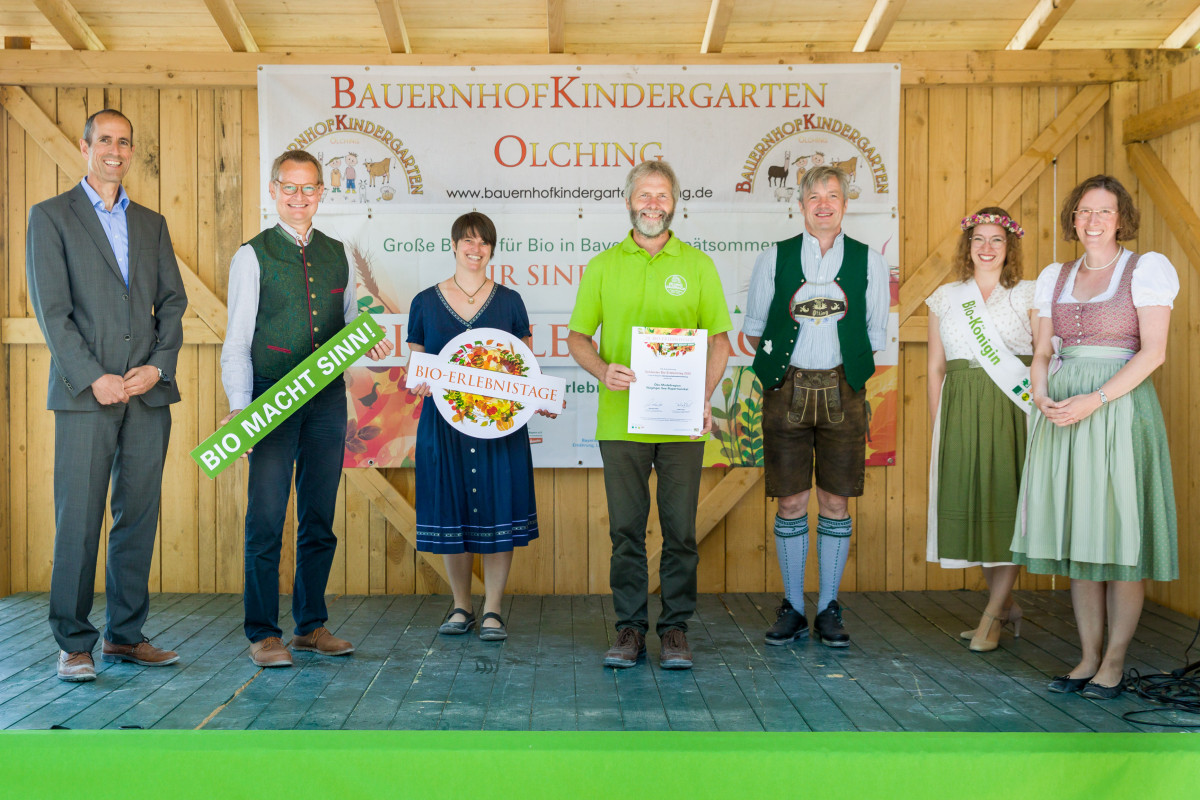 Wolfgang Wintzer (links) übergab die Auszeichnungen. 2.v.l. Hubert Heigl und Cordula Rutz (LVÖ), Andreas Huber (Biogemüsehof Wonneberg), Matthias Baderhuber und Stefanie Lang, Vorstandssprecher der Ökomodellregion, dazwischen Biokönigin Anna-Lena I.