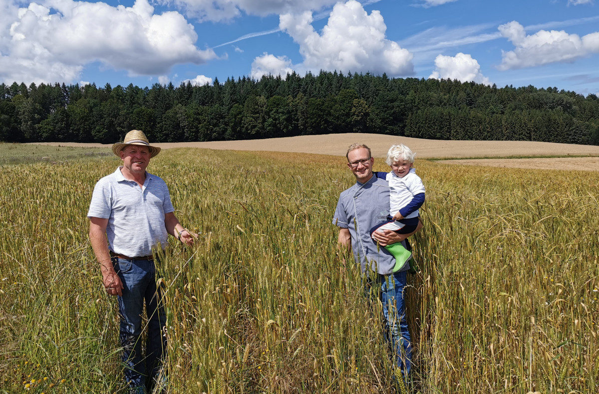 Das Foto zeigt zwei Personen am Feld.