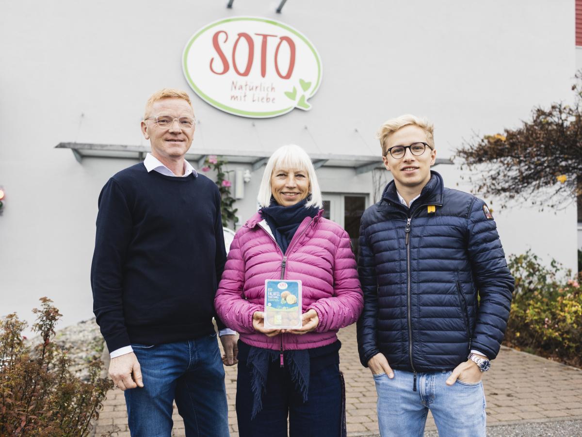 Die Geschäftsführung, Maria Schramm und ihr Sohn Lennard Schramm mit Einkaufsleiter Thomas Schernthaner(li.) vor ihrem Produktionsgebäude in Bad Endorf.