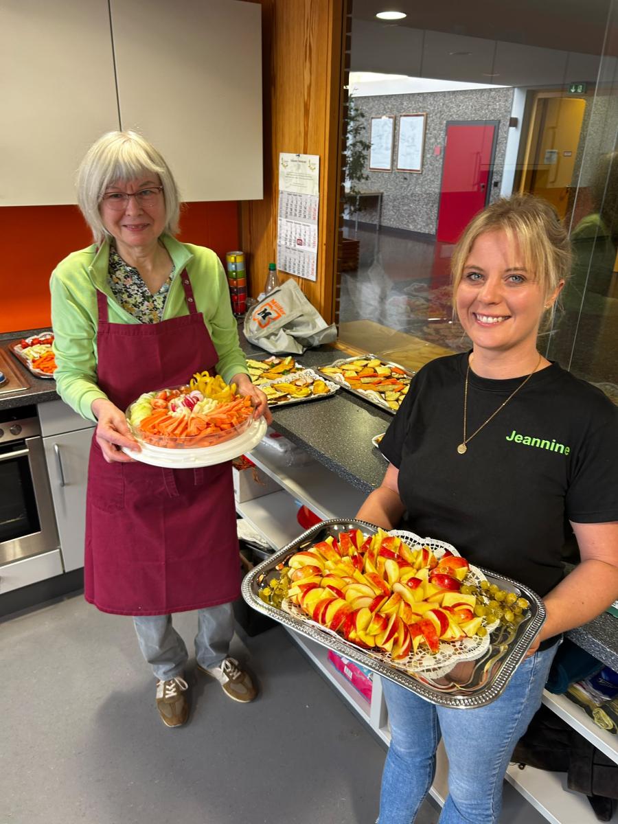 Unsere Multiplikatorinnen Frau Weckelin und Frau Ammon bei der Vorbereitung der Bio-Brotboxaktion im Schulhaus Scheerieth