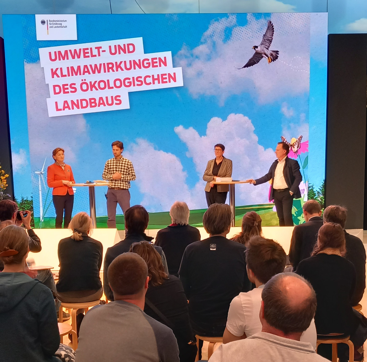 Präsentation der Studie der TUM auf der IGW in Berlin am Stand des BMEL; v.l.n.r.: Barbara Scheitz, Andechser Molkerei Scheitz; Moderator; Staatssekretärin im BMEL Silvia Bender; Prof. Dr. Kurt-Jürgen Hülsbergen, TU München