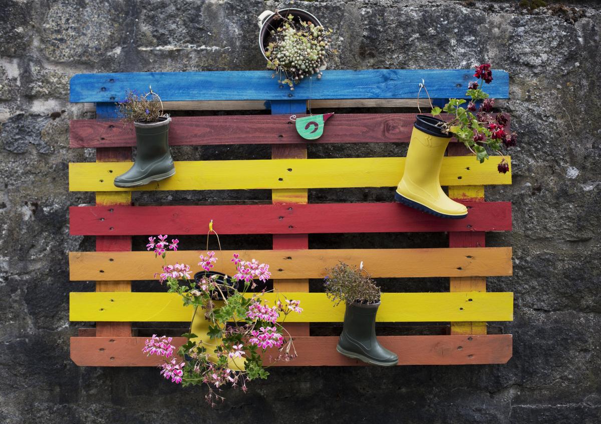 Gummistiefel an bunter Palette