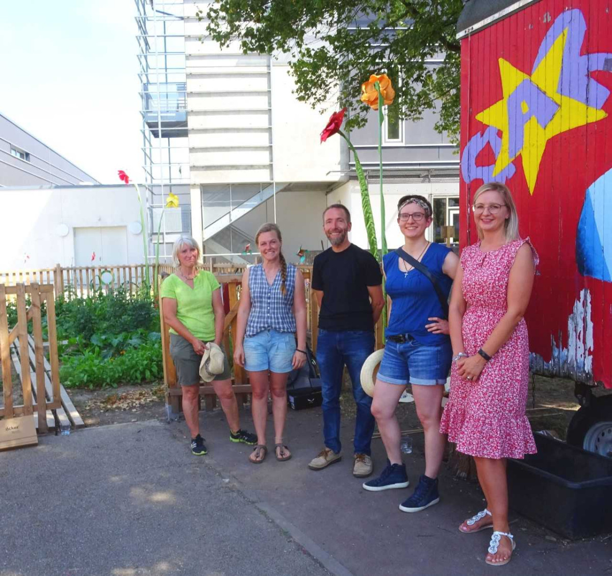 Gruppenfoto: die Ackerbuddies Birgit Leisling und Stefan Angstl, dazwischen Ackercoach Elisabeth Auer von Acker e. V., Natascha Hendel von der Ökomodellregion Inn-Salzach, und Regina Rasch von der AOK