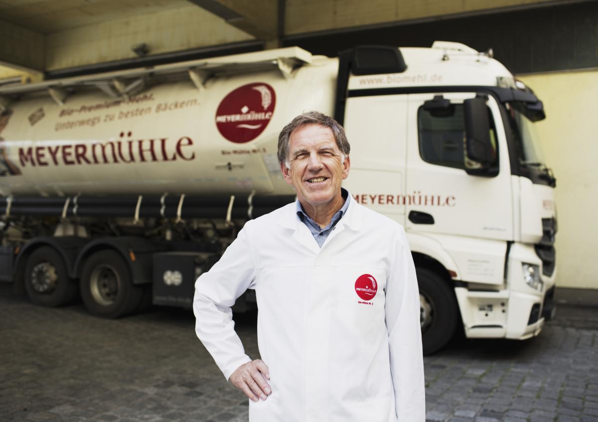 Michael Hiestand vor einem weißen LKW der Meyermühle