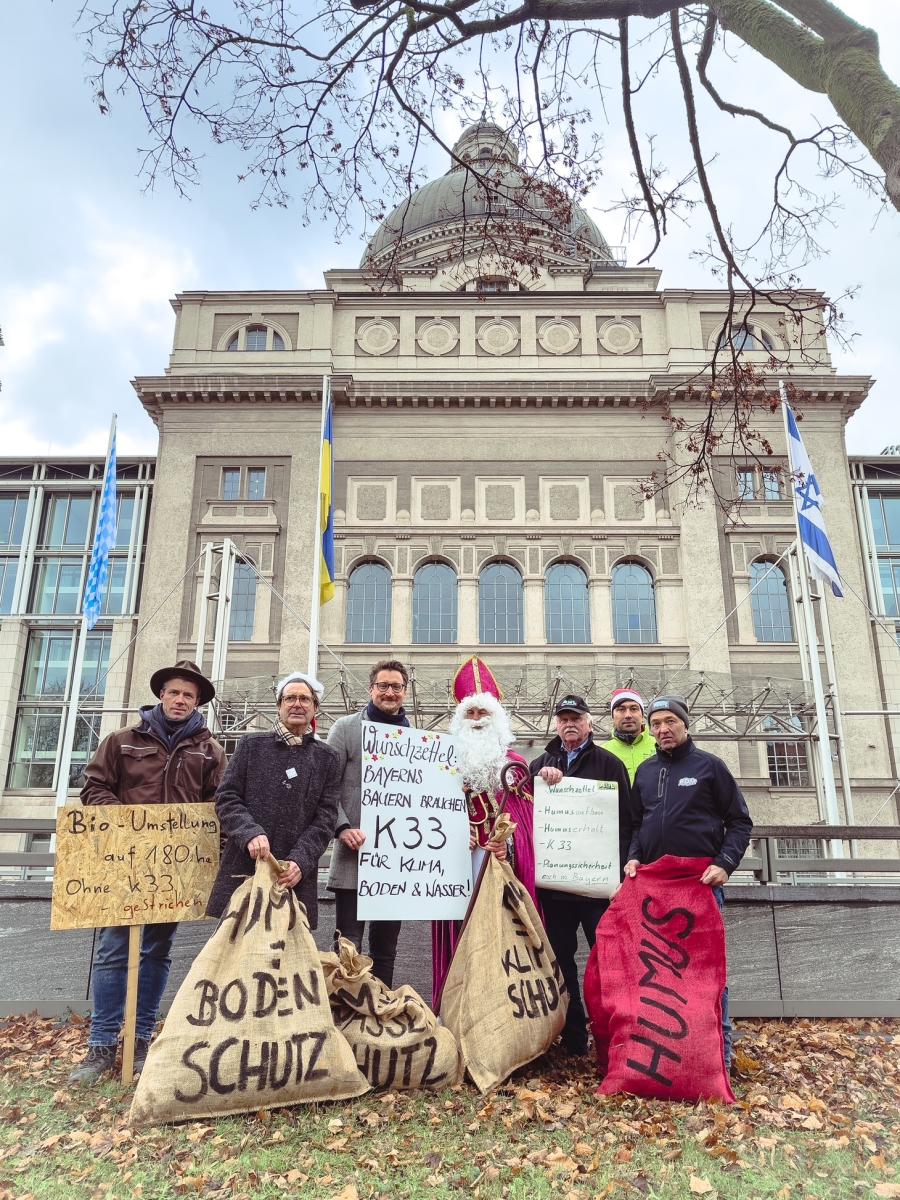 Bauern brauchen K33 - Nikolaus-Aktion vor der Bayerischen Staatskanzlei in München